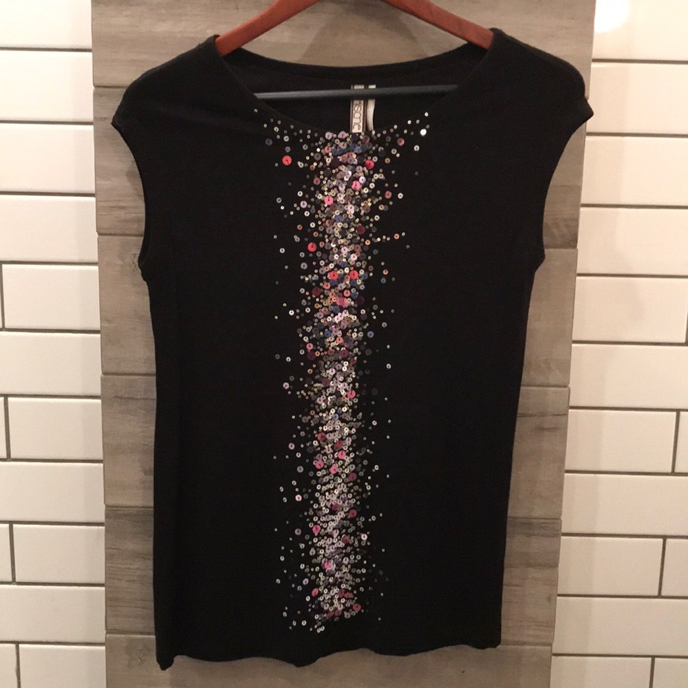 Adorable top with sequin front